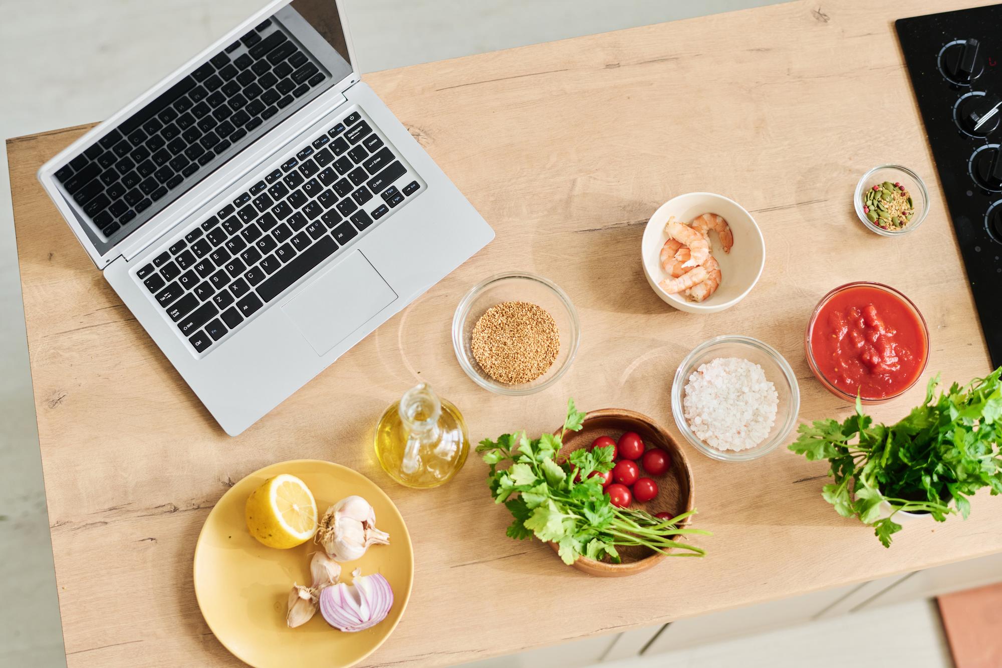 Invito alla consulenza: tavolo con appunti e laptop