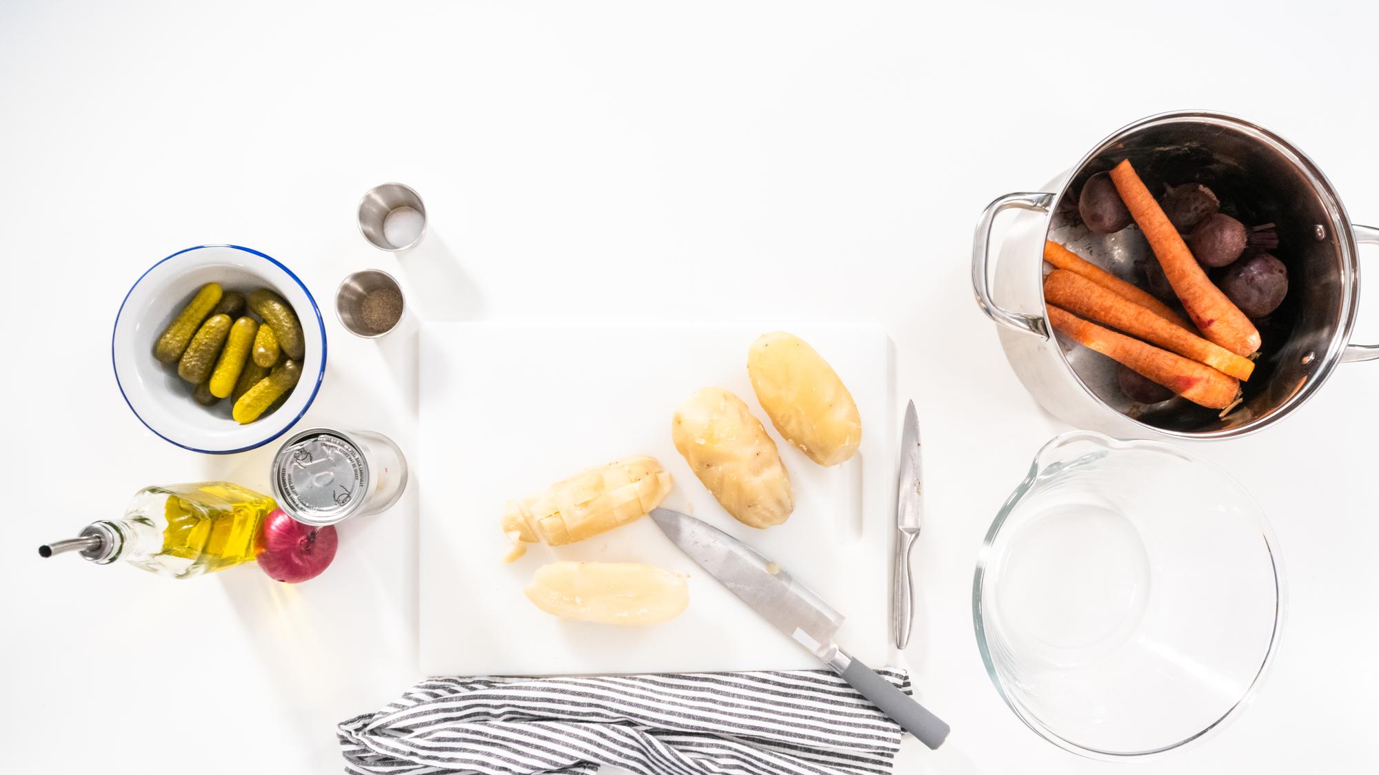 Banco cucina con ingredienti e strumenti